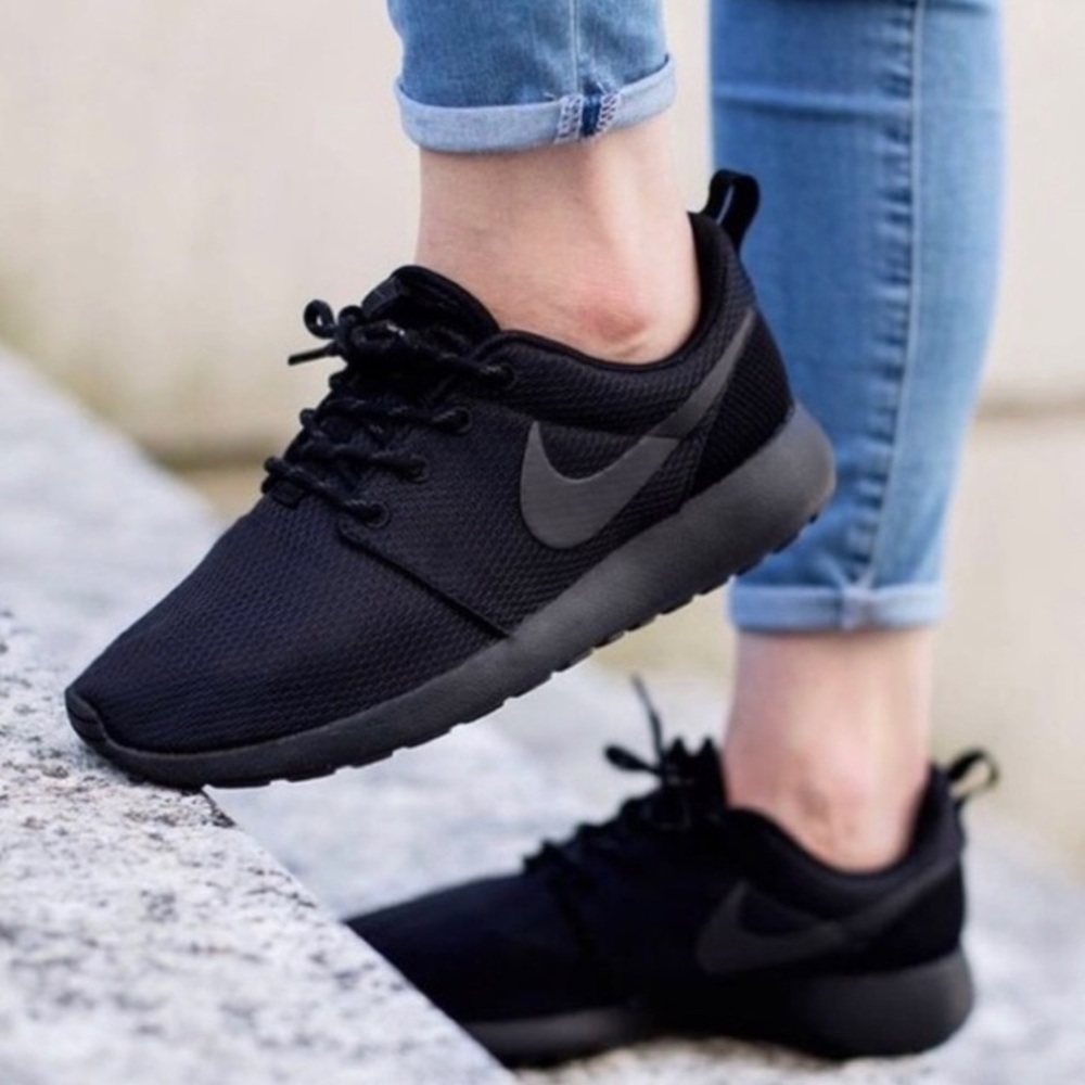 All black Nike Roshe